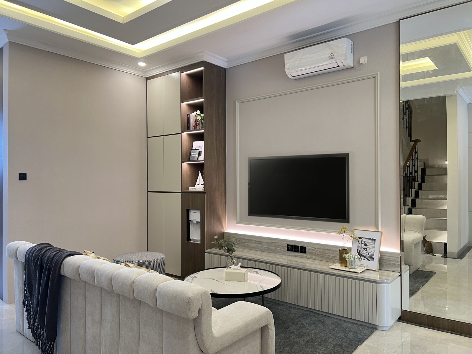 Jagakarsa interior photograph 2