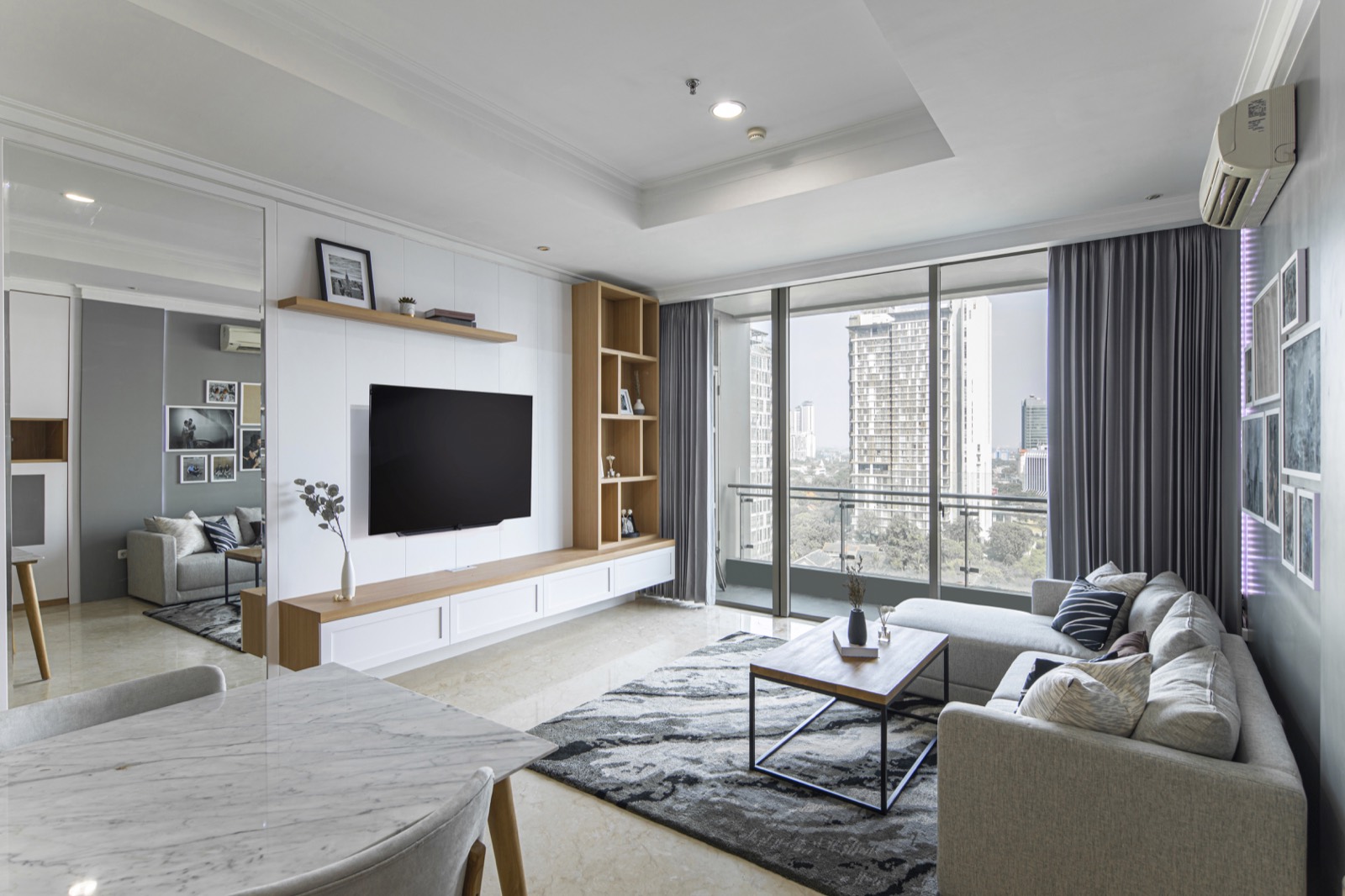 Residence 8 Senopati interior photograph 2