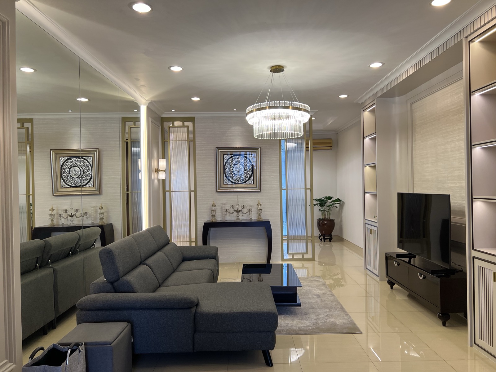 Tebet interior photograph 2