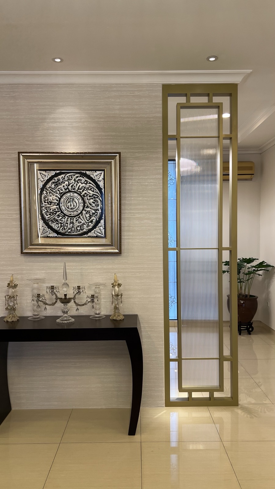 Tebet interior photograph 5